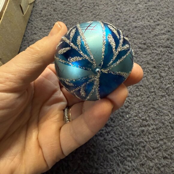 Vintage Glass Christmas Ornaments Set Of 6 Red & Silver Glitter Accents 1 Broken - Picture 15 of 16